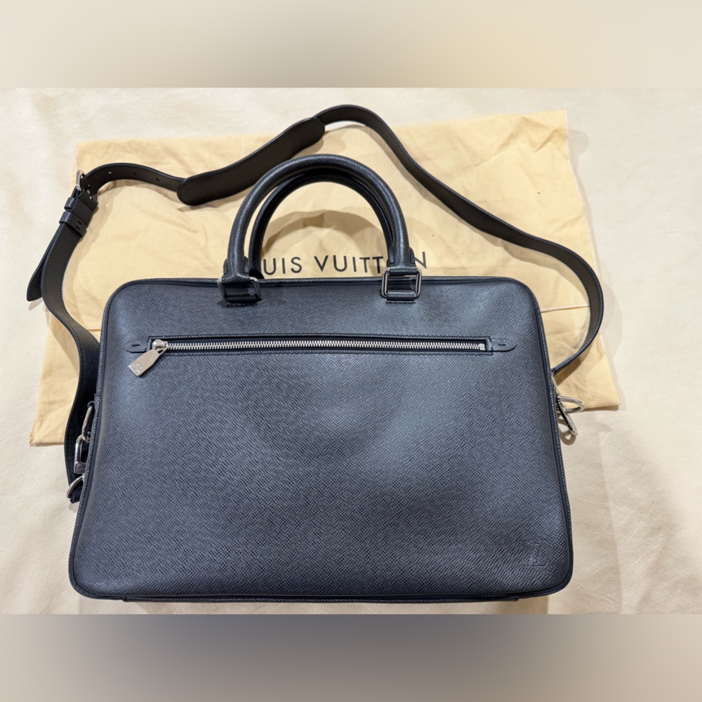LOUIS VUITTON 
Taiga Porte-Documents Business MM Ardoise